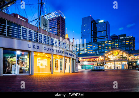 Le Musée de l'USS Constellation et Pratt Street Pavilion pendant le crépuscule, à Inner Harbor de Baltimore, Maryland Banque D'Images