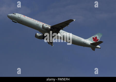 Air Canada Jazz C-GJWO departues de l'aéroport international Pearson de Toronto, Ont., le mardi 14 juillet, 2015. Banque D'Images