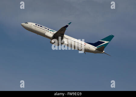 Westjet C-FKRF décolle de l'aéroport international Pearson de Toronto, Ont., le mardi 14 juillet, 2015. Banque D'Images