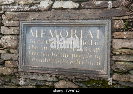 Plaque commémorant la catastrophe d'Air India de 1985, causée par un attentat terroriste à la bombe, plus de Ahakista, West Cork, Irlande. Banque D'Images