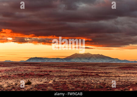 Coucher de soleil haut en couleur sur la chaîne de montagnes des sommets de San Francisco près de Flagstaff, Arizona Banque D'Images