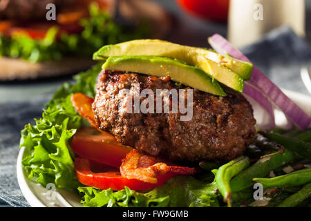 Hamburger Paléo frais grillé avec légumes et Bacon Banque D'Images