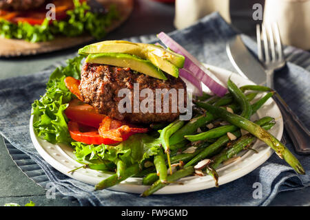 Hamburger Paléo frais grillé avec légumes et Bacon Banque D'Images