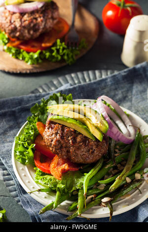 Hamburger Paléo frais grillé avec légumes et Bacon Banque D'Images