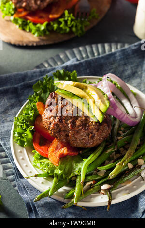 Hamburger Paléo frais grillé avec légumes et Bacon Banque D'Images