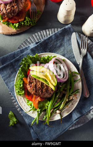 Hamburger Paléo frais grillé avec légumes et Bacon Banque D'Images