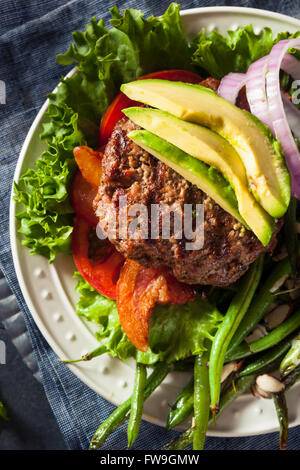 Hamburger Paléo frais grillé avec légumes et Bacon Banque D'Images