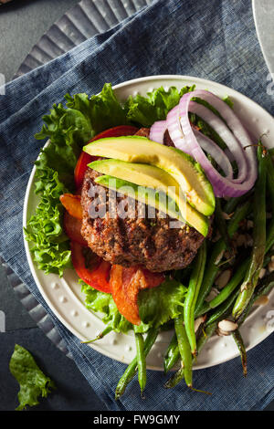 Hamburger Paléo frais grillé avec légumes et Bacon Banque D'Images