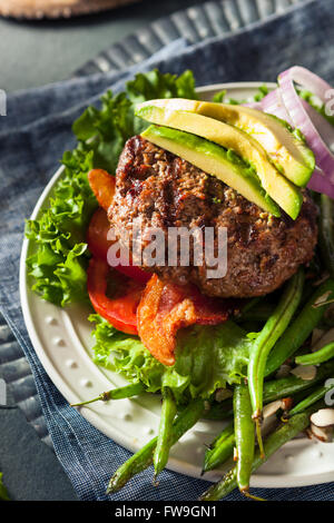 Hamburger Paléo frais grillé avec légumes et Bacon Banque D'Images