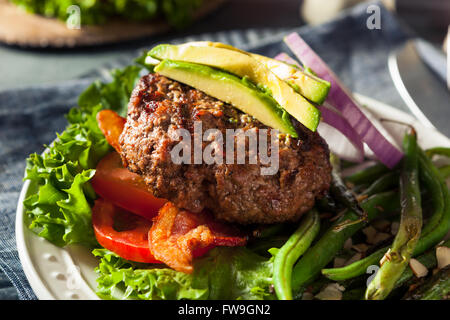 Hamburger Paléo frais grillé avec légumes et Bacon Banque D'Images