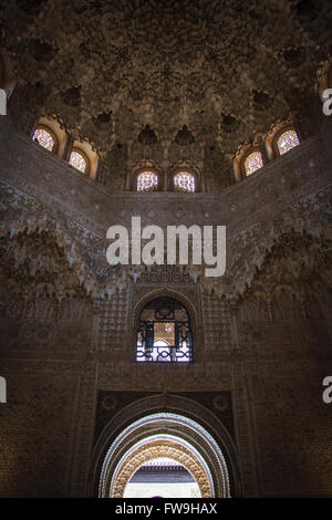 Ornements de style mauresque de l'Alhambra Palace Royal Islamique, Granada, Espagne. Banque D'Images