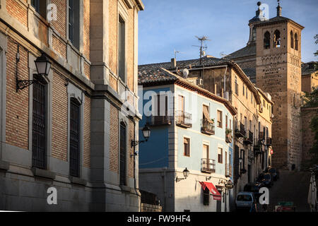 Vue du Convento de Santo Domingo El Antiguo Crecer sur Granja street, Toledo, Espagne Banque D'Images