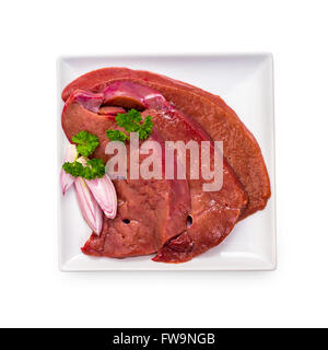 Trois tranches de foie de veau cru isolé sur plaque blanche, vue du dessus Banque D'Images