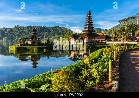 Pura Ulun Danu Bratan au lever du soleil, célèbre temple sur le lac, Bedugul, Bali, Indonésie. Banque D'Images
