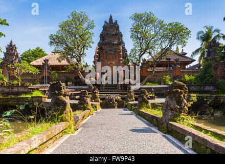 Temple Pura Saraswati avec bel étang de lotus, Ubud, Bali, Indonésie Banque D'Images