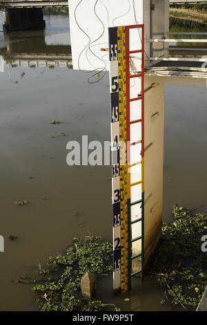 Indicateur de niveau d'eau de la rivière à un niveau bas à Chiang Mai, Thaïlande Banque D'Images