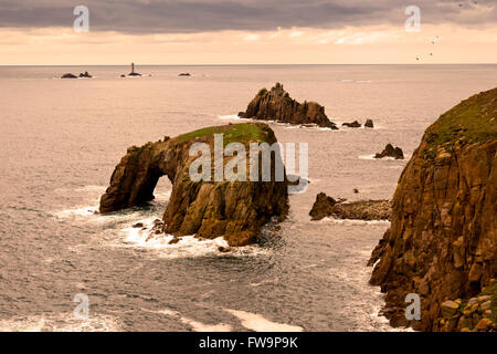 Les Knght Enys Dodman et piles de mer à Land's End avec phare au-delà de Drakkars, Cornwall, England, UK Banque D'Images