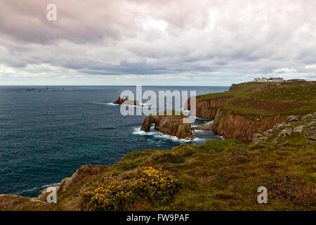 Les Knght Enys Dodman et piles de mer à Land's End avec phare au-delà de Drakkars, Cornwall, England, UK Banque D'Images