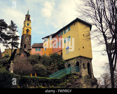 Photographie montrant certains des bâtiments de la célèbre village de Portmeirion dans le Nord du Pays de Galles. Banque D'Images