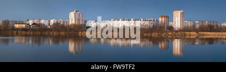GOMEL, BÉLARUS - Mars 27, 2016 : belle vue de soir Gomel avec reflet dans le lac. Volotova Banque D'Images