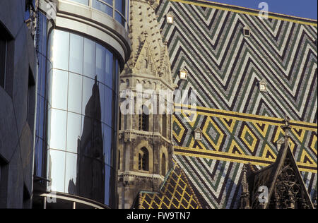 AUT, l'Autriche, Vienne, le toit de la cathédrale St, à gauche la façade de verre de la maison Haas. Tau, Oesterreich, Wien, Da Banque D'Images