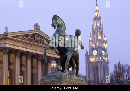 AUT, l'Autriche, Vienne, statue équestre devant le Parlement, le clocheton de la mairie. Tau, Oesterreich, Wien, Reitersta Banque D'Images