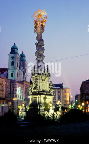 L'Europe, Autriche, Linz, le Trinity Baroque colonne à la place principale, à l'arrière-plan la vieille cathédrale, Ignatius church. Eur Banque D'Images