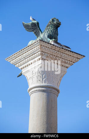 Le Lion de Venise, sculpture en bronze. La place Saint Marc, Venise, Vénétie, Italie. Banque D'Images