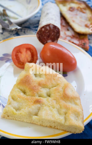 Galette maison remplie de tomates fraîches et de salami Banque D'Images