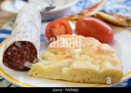 Galette maison remplie de tomates fraîches et de salami Banque D'Images