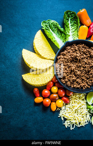 L'alimentation de rue latine traditionnelle, tacos au boeuf et salade, overhead view sur ardoise foncé avec de l'espace pour la recette ou copier du texte. Banque D'Images