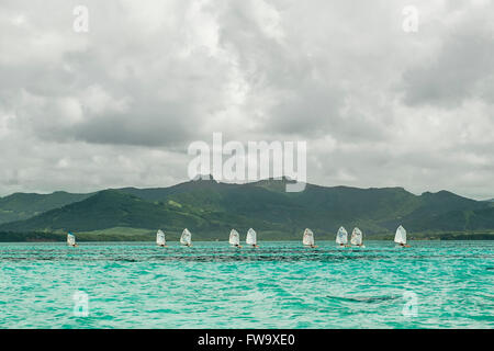 Bateaux à voile au large de la côte sud-est de l'île Maurice. Banque D'Images