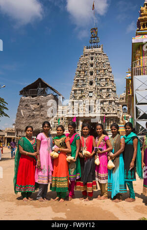 Sri Lanka, Trincomalee, Pillaiyar Kovil temple, bien habillé les femmes en saris colorés à l'entrée Banque D'Images