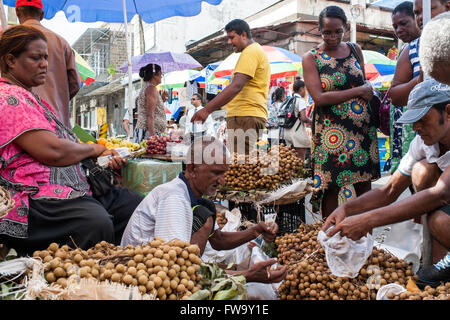 Longane (similaire au litchi) à vendre au Port Louis street market en France. Banque D'Images