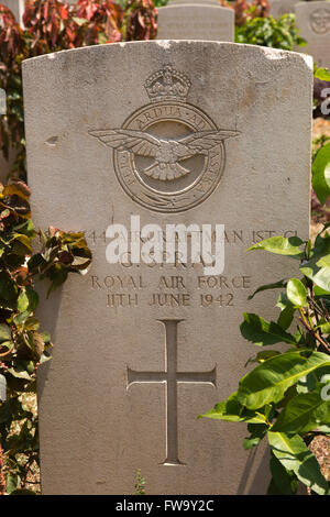 Sri Lanka, Trincomalee, cimetière de guerre du Commonwealth, Uppuveli, RAF tombe d'aviateur-chef G Spray Banque D'Images