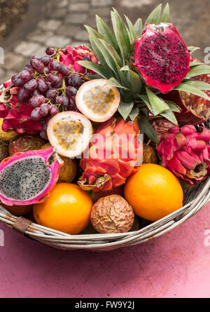 Panier de fruits décoratifs dans le secteur riverain de Port Louis à Maurice. Banque D'Images