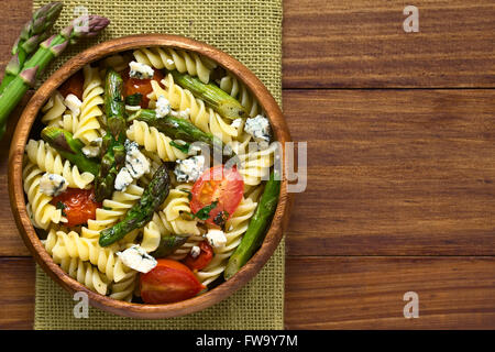 Asperges vertes cuites au four, tomate cerise, fromage bleu et salade de pâtes rotini servi dans un bol en bois Banque D'Images