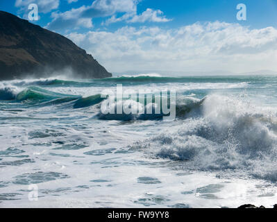 Le fracas des vagues sur la plage à Dunquin Slea Head, péninsule de Dingle, comté de Kerry, en République d'Irlande. Banque D'Images