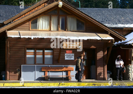 VILLA LA ANGOSTURA, ARGENTINE - le 19 juillet 2015 : l'extérieur de la gare routière à Villa La Angostura, Argentine, Patgonia Banque D'Images