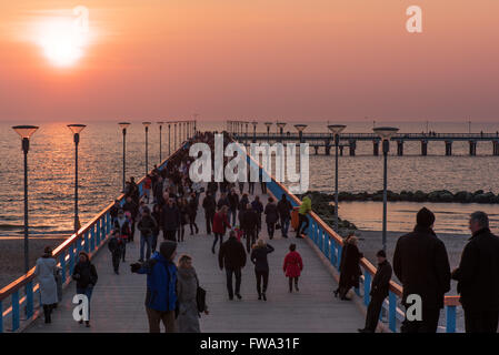 Palanga, Lituanie : Pont de la mer dans le coucher du soleil Banque D'Images