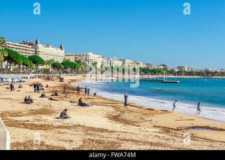 Vue panoramique sur Cannes, de la Croisette, de la Croisette et le Vieux Port de Cannes, France Cote d'Azur Banque D'Images