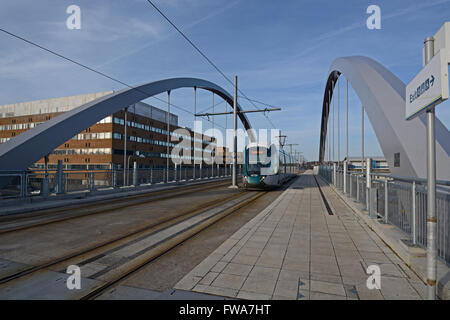 Tramway sur pont sur ring road, Nottingham Banque D'Images