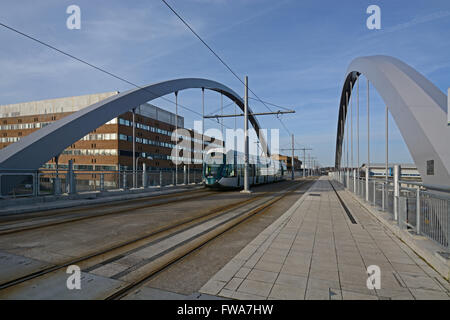 Tramway sur pont sur ring road, Nottingham Banque D'Images