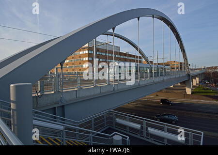 Tramway sur pont sur ring road, Nottingham Banque D'Images