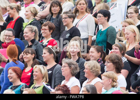 Les processions de chœur pendant l'Art va Kapakka inauguration. La place du Sénat, Helsinki, Finlande. Banque D'Images