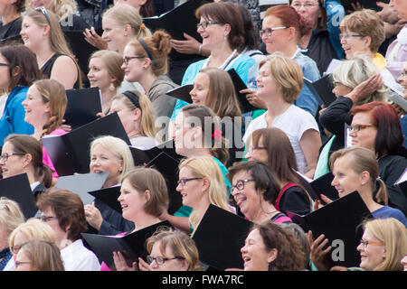 Les processions de chœur pendant l'Art va Kapakka inauguration. La place du Sénat, Helsinki, Finlande. Banque D'Images