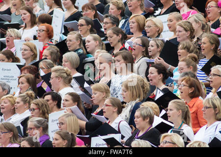 Les processions de chœur pendant l'Art va Kapakka inauguration. La place du Sénat, Helsinki, Finlande. Banque D'Images