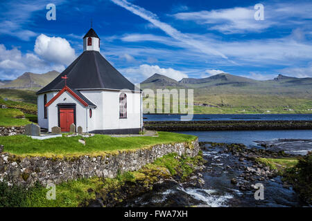 Petit village avec église cimetière en Îles Féroé, Danemark Banque D'Images