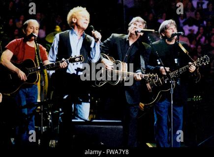 PAUL SIMON ET GARFUNKLE ART , The Everly Brothers ARENA CONTINENTAL, NEW JERSEY 12-07-2003 SIMON ET GARFUNKLE REJOINT PAR THE EVERLY BROTHERS PHOTO MICHAEL BRITO Banque D'Images