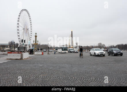 Le trafic important sur la Place de la Concorde, l'une des grandes places publiques à Paris, France. Banque D'Images